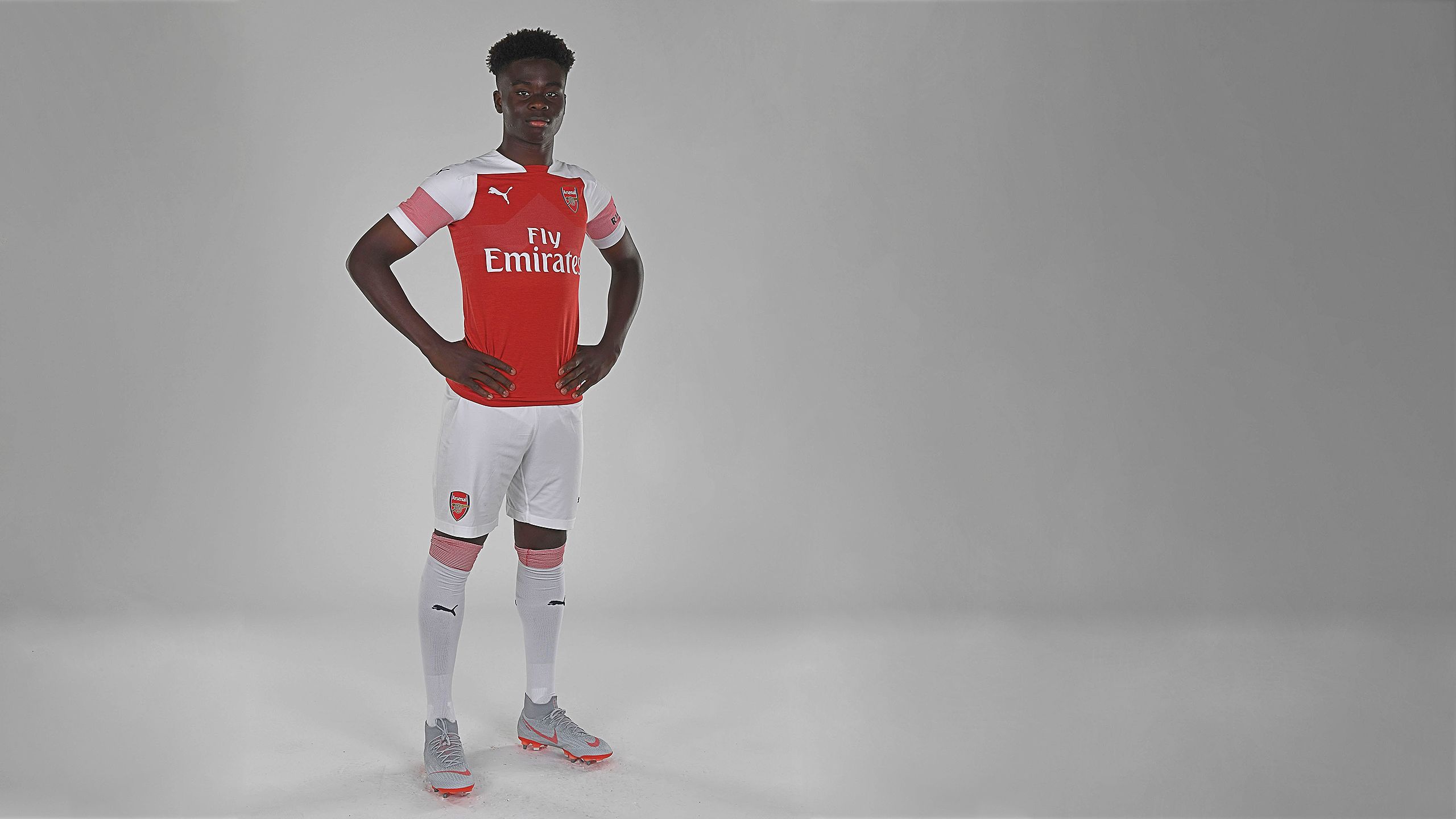 Bukayo Saka poses in home kit in 2018