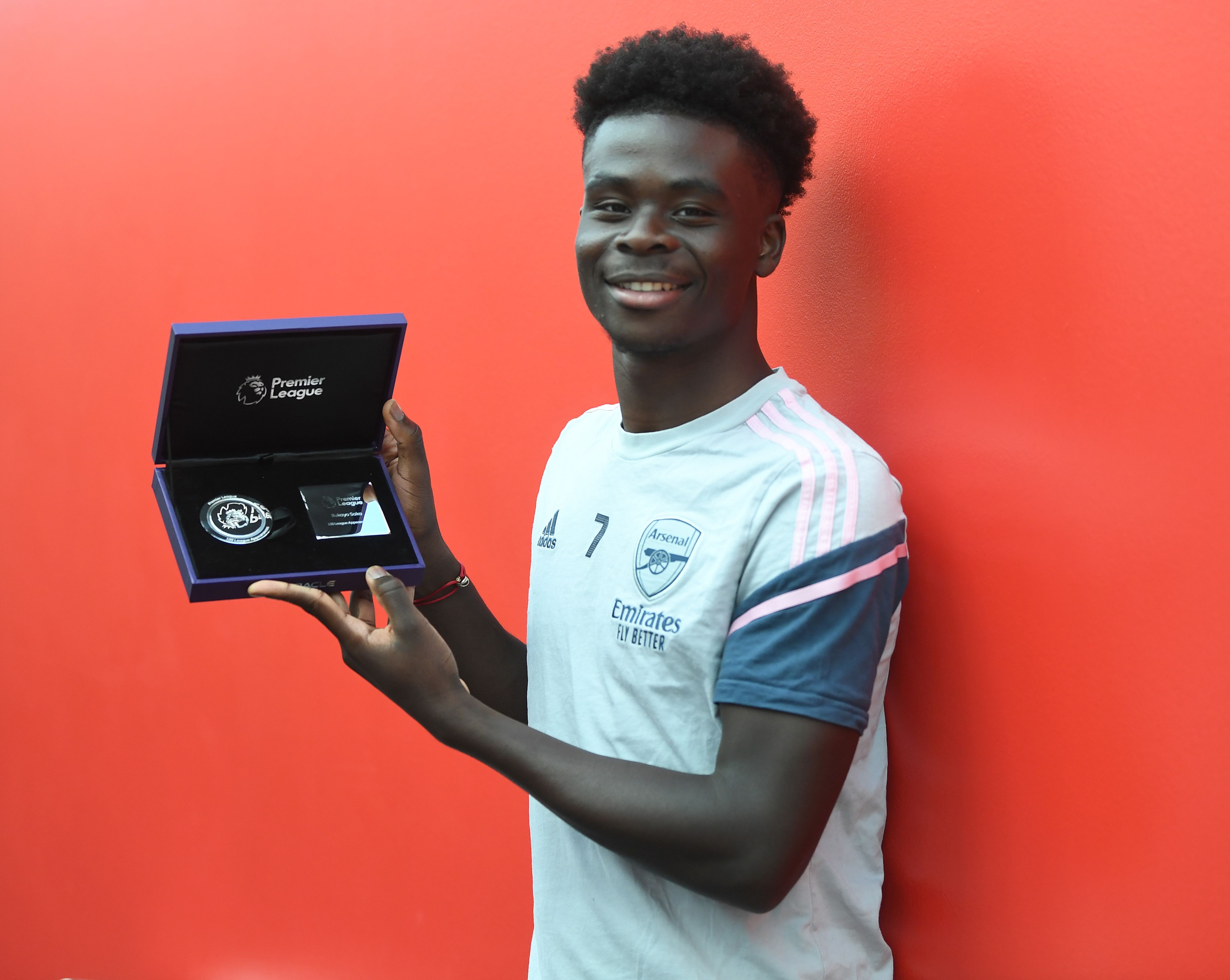Buakyo Saka displays his Premier League award